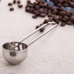 Vychytávka do kuchyně / odměrka na kávu kovová – 7 g